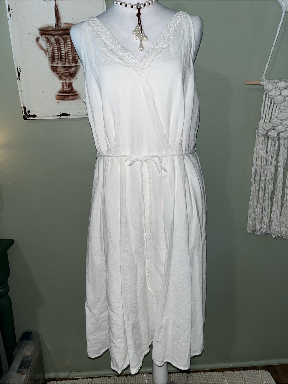 Gibson Latimer White Sleeveless V-Neck Tie Waist Midi Dress